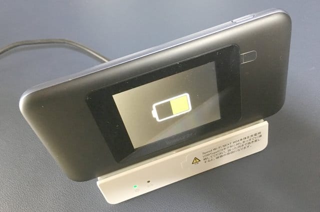 W05クレードルにW06をセットし充電中画像